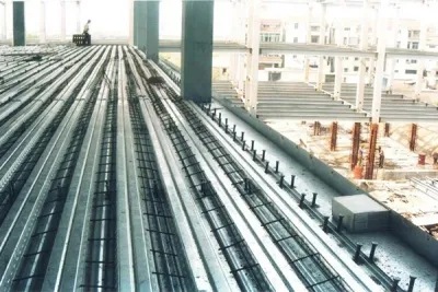 ألواح أرضيات معدنية