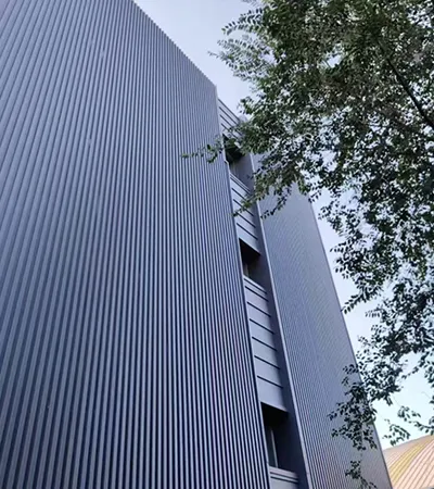 ألواح جدران معدنية