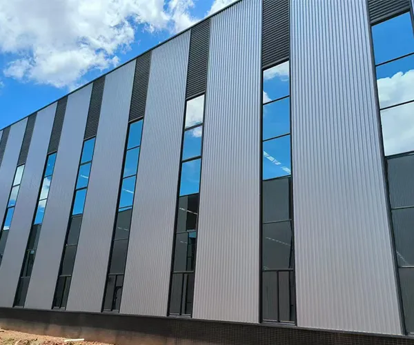 ألواح جدران معدنية